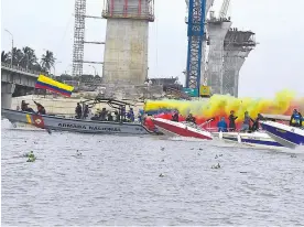  ?? FOTOS HANSEL VÁSQUEZ ?? Con granadas de humo, miembros de la Armada forman la bandera de Colombia.