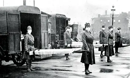  ?? AP ?? Personal sanitario con mascarilla en EE UU durante la epidemia de gripe española de 1918