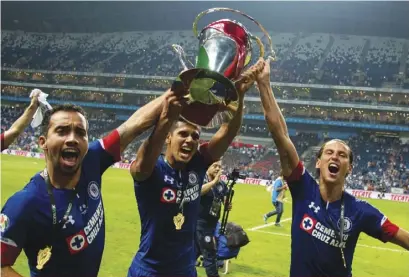  ??  ?? cruz Azul celebra la victoria ante los Rayados de monterrey en la Final de la Copa mx, el miércoles.