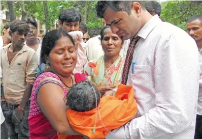  ?? AFP ?? Relatives mourn the death of a child at the Baba Raghav Das Hospital in Gorakhpur, Uttar Pradesh, on Saturday. —