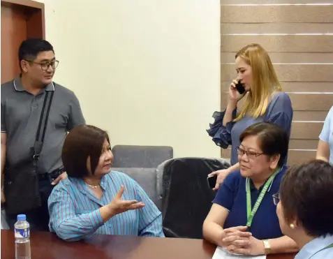 ?? — Jun Jaso/Pampanga PIO ?? COURTESY CALL. Governor Lilia ‘Nanay’ Pineda with Philhealth newly-installed Regional Vice-President Dr. Elizabeth Fernandez during a courtesy call at Capitol on Monday. Also in the photo are Board Member Fritzie David-Dizon and Porac Vice-Mayor Dexter David.