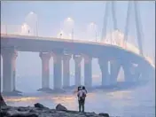  ?? SATISH BATE/HT ?? Smog engulfed Mumbai for the second successive day on Saturday, as the city witnessed a sharp rise in pollution levels.