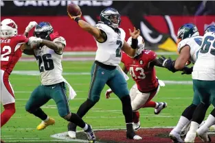  ?? RICK SCUTERI - THE ASSOCIATED PRESS ?? No voluntary workouts this spring for Eagles quarterbac­k Jalen Hurts (2) who throws a pass while under pressure from Arizona Cardinals outside linebacker Haason Reddick (43) last season. Hurts now is No. 1both on the depth chart and in the program.