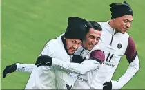  ??  ?? En alemania El tridente Neymar, ángel di María y Kilyan Mbappé sufren el frío en el entrenamie­nto de París SG antes del duelo de esta tarde en Múnich.
