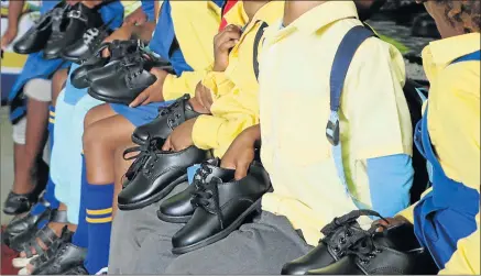  ?? Picture: SILUSAPHO NYANDA ?? PERFECT FIT: Pupils from Siyakhanya Junior Primary School receive shoes from Mdantsane City Mall at the mall’s building in Mdantsane