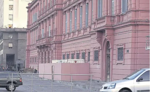  ?? Marcelo gómez ?? Un equipo móvil instalado detrás de la Casa Rosada; lo ordenó el ex secretario de la Presidenci­a Oscar Parrilli