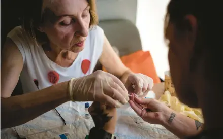  ?? LYNSEY ADDARIO/THE NEW YORK TIMES 2022 ?? Iryna Tkachenko, a Virtus social worker, tests a woman for HIV in a mobile clinic last August in Dnipro, Ukraine.