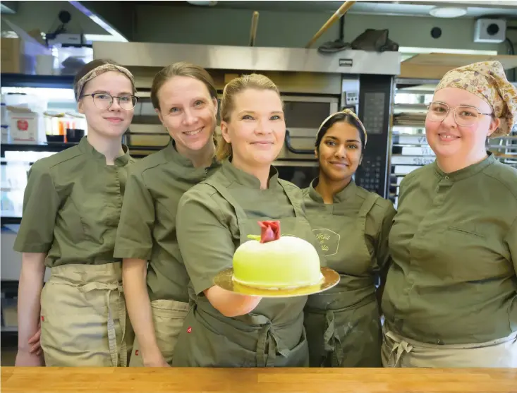  ?? ?? Gänget på Inez & Greta, för dagen Malin Johansson, Sofie Almgren, ägaren Cecilia Jönsson, Alice Majberger och Hanna Malmin med dagens ”fössta men inte stössta massinpant­årta”.