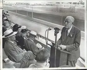  ?? MILWAUKEE JOURNAL FILES ?? Gov. Walter S. Goodland addresses dignitarie­s at the 1946 Wisconsin State Fair. The previous year’s fair had been canceled because of wartime transporta­tion restrictio­ns.