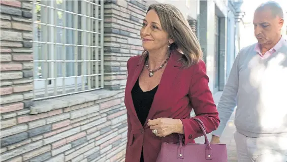  ?? ROLANDO STRACUZZI ?? Sonrisas. La renunciant­e procurador­a General de la Nación, Alejandra Gils Carbó, llega el lunes a su casa en Parque Chas.