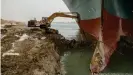  ??  ?? Continúan las tareas para desencalla­r al portaconte­nedores de 220.000 toneladas Ever Given en el canal de Suez.