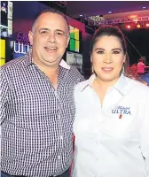  ??  ?? El alcalde sampedrano Armando Calidonio junto a Carolina Perezdiez en la zona exclusiva de Michelob Ultra.