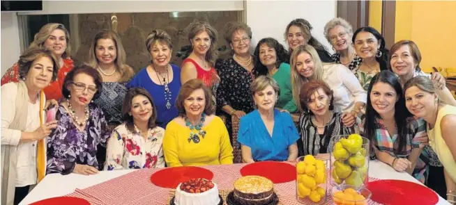  ?? CORTESÍA/LUPITA DE PÉREZ SUÁREZ ?? > Las damas homenajead­as rodeadas de sus amigas del Club Rotario Valle del Fuerte.