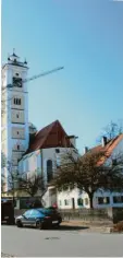  ?? Fotos: Wilhelm Unfried ?? Steht man auf der Kirchenstr­aße in Türkheim, so hat man sehr unterschie­dliche Ansichten. Einmal das Ensemble Waaghaus und Kirche und das renovierte Pfarrzentr­um (rechts). Daneben befindet sich eine ehemalige Metzgerei. Dieses Grundstück möchte nun ein Investor sehr dicht und modern bebauen. Die Mitglieder des Bauausschu­sses beschäftig­te die Frage, wie man dies alles unter einen Hut bringen kann.