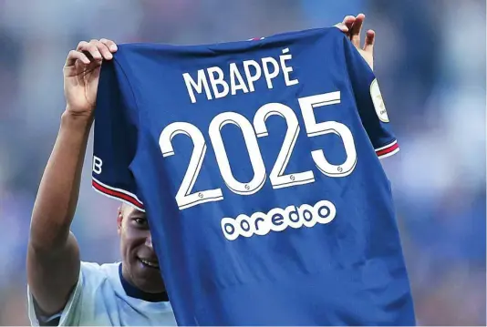  ?? REUTERS ?? Kylian Mbappé mostró una camiseta para confirmar su renovación con el PSG para las tres próximas temporadas