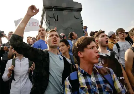  ?? Foto: tt/AP/AlexAnder ZemliAnich­enko ?? Demonstrat­ion i centrala Moskva mot höjd pensionsål­der.