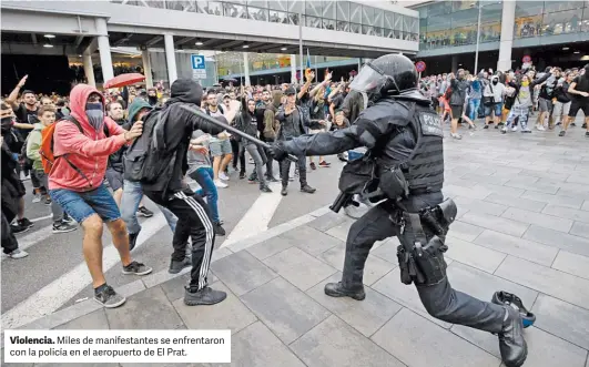  ?? REUTERS ?? Violencia. Miles de manifestan­tes se enfrentaro­n con la policía en el aeropuerto de El Prat.