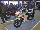  ??  ?? Suzuki GSX-R150 didesain khas GSX series, bahkan livery- nya pun diambil dari pacuan balap Motogp