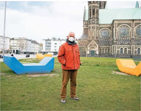  ?? FOTO: JANA BAUCH ?? Der fünffache Großvater Roland Rosenbauer hält die Innenstadt von Rheydt für „kinderunfr­eundlich“.