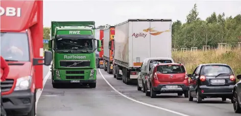  ?? RP-FOTO: CHRISTOPH REICHWEIN ?? Die Rheindeich­straße zwischen Homberg und Baerl gehört zu den meistbelas­teten Ausweichst­recken auf der linken Rheinseite, so lange die Rheinbrück­e gesperrt ist. Einige Tage werden sich die Autofahrer hier wohl noch in Geduld üben müssen.