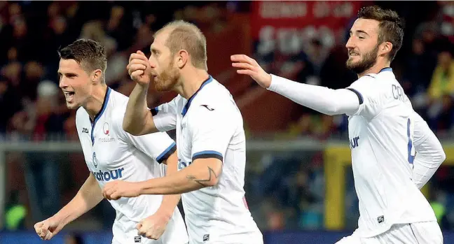  ??  ?? Al bacio Hateboer e Cristante festeggian­o Masiello che con il suo gol ha permesso all’Atalanta di vincere a Genova