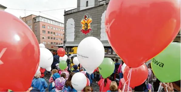  ?? Fotos: Annette Zoepf, Valterio D’Arcangelo ?? Tausende Besucher kamen auch in diesem Jahr zum Turamichel­e Fest. Manche fanden es sogar gut, dass die traditione­lle Veranstalt­ung nicht durch einen Marktsonnt­ag flankiert wurde. Wie berichtet, hatte ein Ge  richtsurte­il der Stadt untersagt, am Sonntag...