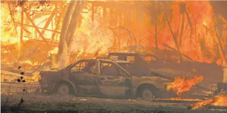  ?? FOTO: DPA ?? Ausgebrann­te Autos in der Nähe des Malibu Lake. Die Feuerwehr gibt noch keine Entwarnung, Winde könnten erneut Feuer entfachen.