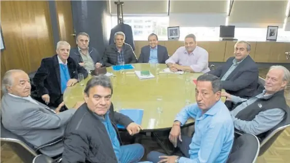  ??  ?? A la mesa. El ministro Triaca y el vicejefe Quintana en una reunión el año pasado con referentes de los diferentes sectores sindicales.
