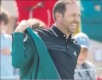  ??  ?? Tras jugar 9 hoyos con su padre, Victor García, Sergio se puso la chaqueta verde y ejerció de campeón en curso del Masters con los niños
