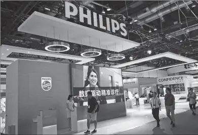  ?? PROVIDED TO CHINA DAILY ?? Visitors pass through the stand of Royal Philips NV at the 26th CHINA-HOSPEQ medical equipment exhibition held in Beijing.