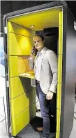  ??  ?? Die Telefonzel­le fürs Büro präsentier­t Ulrich Berns von der Peter Kenkel GmbH.