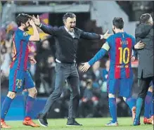  ?? FOTO: PEP MORATA ?? Luis Enrique, a punto de abrazar a Leo Messi la noche del 6-1 al PSG. Ayer se cumplieron dos años de una remontada histórica cuando el técnico ya había dicho que dejaba el cargo