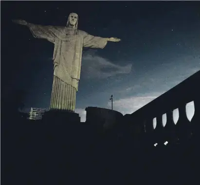  ?? CARLOS FABAL / AFP ?? Protesta en Brasil Las luces del Cristo Redentor de Río de Janeiro fueron apagadas en protesta por los insultos racistas a Vinícius