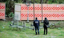  ??  ?? Guardiacos­te Ieri gli uomini della Capitaneri­a di Porto di Napoli, coordinati dalla Procura e con alcuni operai, hanno preso a rimuovere alberi e strutture