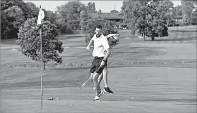  ?? WARREN SKALSKI/CHICAGO TRIBUNE PHOTOS ?? The Suns’ Frank Kaminsky celebrates with Drew Russo, his former Benet Academy classmate, after sinking a putt at Flossmoor Golf Club.