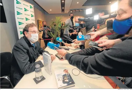  ?? MARCIAL GUILLÉN / EFE ?? El expresiden­te Mariano Rajoy firma ejemplares de su libro ‘Política para adultos’ esta semana en Murcia.