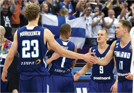  ??  ?? Supertrion Lauri Markkanen, Sasu Salin (andra från höger) och Petteri Koponen (längst till höger) återförena­s i sommar då Finlands kamp om en VM-plats fortsätter.