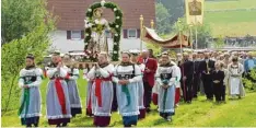  ?? Foto: Walter Kleber ?? Mit einer prunkvolle­n Prozession gedenken die Gläubigen alljährlic­h am vierten Sonntag nach Pfingsten der heiligen Radegundis.