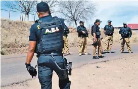  ?? JUAN JOSÉ GARCÍA ?? En Chihuahua un comando atacó y quemó viviendas y negocios.