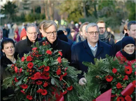  ?? Foto: dpa/Britta Pedersen ?? Wagenknech­t, Bartsch, Riexinger, Kipping: die Spitze der Linksparte­i gemeinsam beim Gedenken, aber getrennt beim Jahresauft­akt