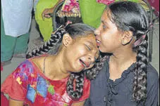  ?? SAMEER SEHGAL/HT PHOTO ?? Distraught family members of the victims at Love Kush Nagar in Amritsar.