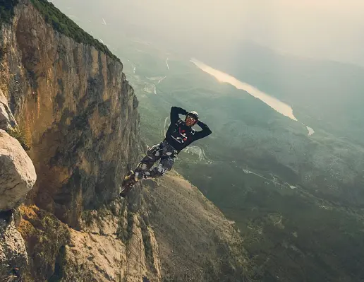  ??  ?? Icaro Maurizio Di Palma è uno dei più noti base jumper del mondo. È nato a Pavia, ma la sua terra di adozione è il Brento