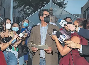  ??  ?? Pronunciam­iento. Juan Antonio Durán leyó ayer el comunicado de reacción de los jueces.