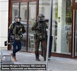  ??  ?? Gestern Morgen in Ottensen: SEK-Leute mit Ramme, Schutzschi­ld und Maschinenp­istole