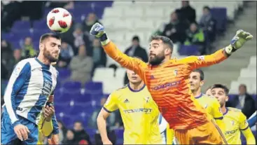  ??  ?? EVITÓ MÁS GOLES. David Gil despeja uno de los muchos balones que merodearon su portería.