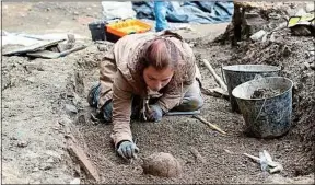  ??  ?? Chercheurs et étudiants en archéologi­e fouillent le parc des Tanneurs.