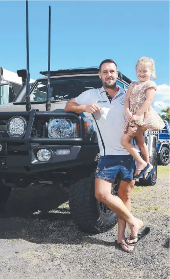  ?? Picture: Brendan Radke ?? John Hutton from Mossman looks over the 4WD accessorie­s on display from local Cairns business Norweld with his daughter Ruby, 4.