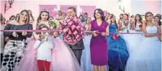  ??  ?? La senadora chihuahuen­se Lilia Merodio Reza festejó a las quinceañer­as en el Centro de Convencion­es Anitas.