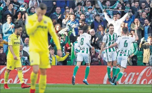  ??  ?? ALEGRÍA. Loren celebra junto a Camarasa y Fabián la consecució­n del segundo tanto verdiblanc­o ante el Villarreal.