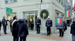  ??  ?? Esempio La commemoraz­ione di Mario Pasi nel centro di Trento (Rensi)